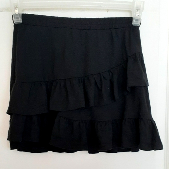 Chic Black Ruffled Skirt - Picture 1 of 5
